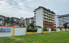 Izdisa Muslim Homestay For Muslim With Groundfloor Poolview Wifi Netflix